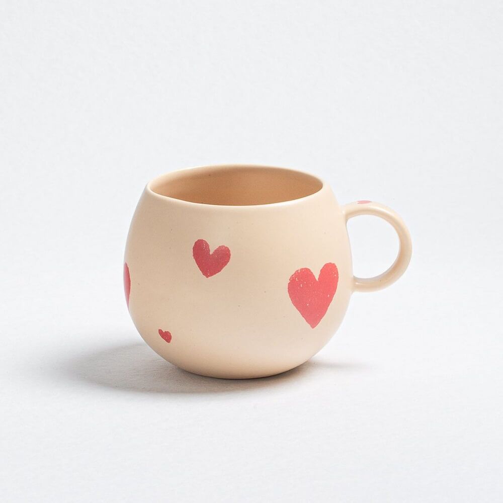Cozy Hearts Ball Mug Keramik Becher große Tasse Beige mit Herzen 500ml